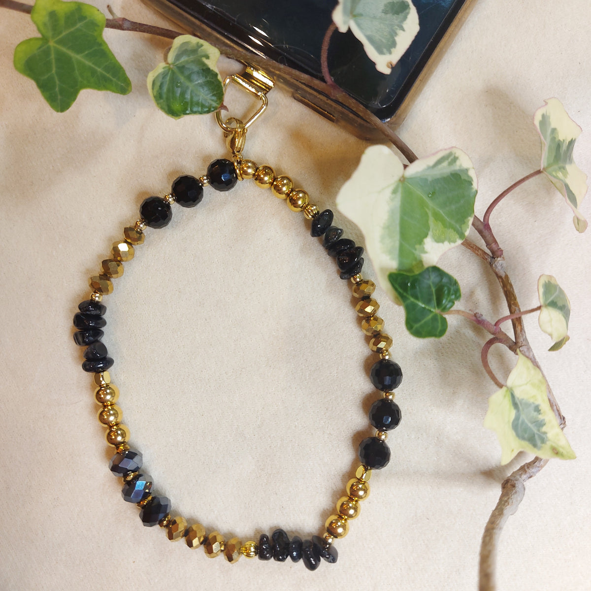 Bijou de téléphone noir doré et Agate noire