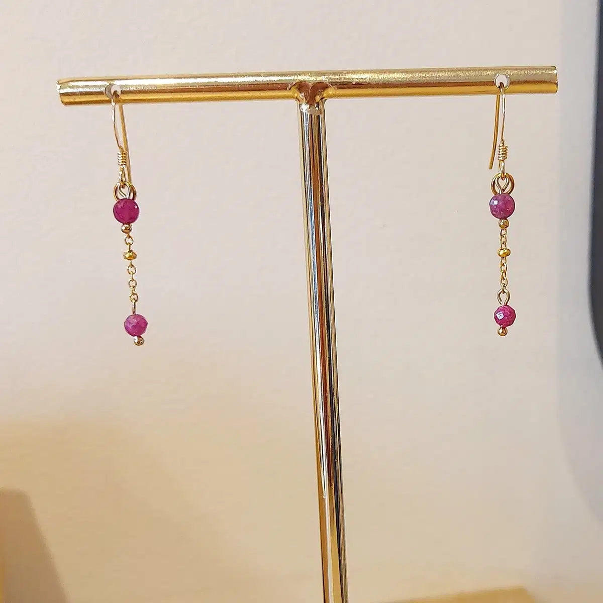 Boucles d'oreilles RAKEL Rubis brut en Plaqué or