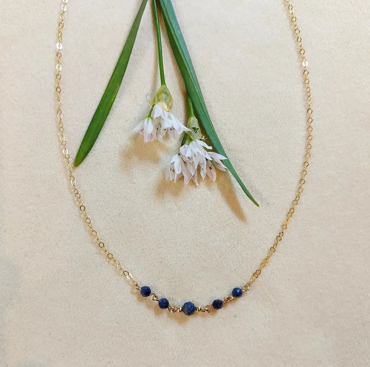 Collier MARGOT Saphir brut en plaqué or